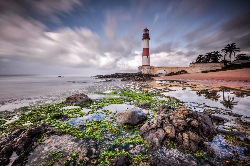 Precisa ligar o farol quando está chovendo?